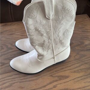 (my daughter was 11 when she wore these. Boots are 1 yr old. Western Boots